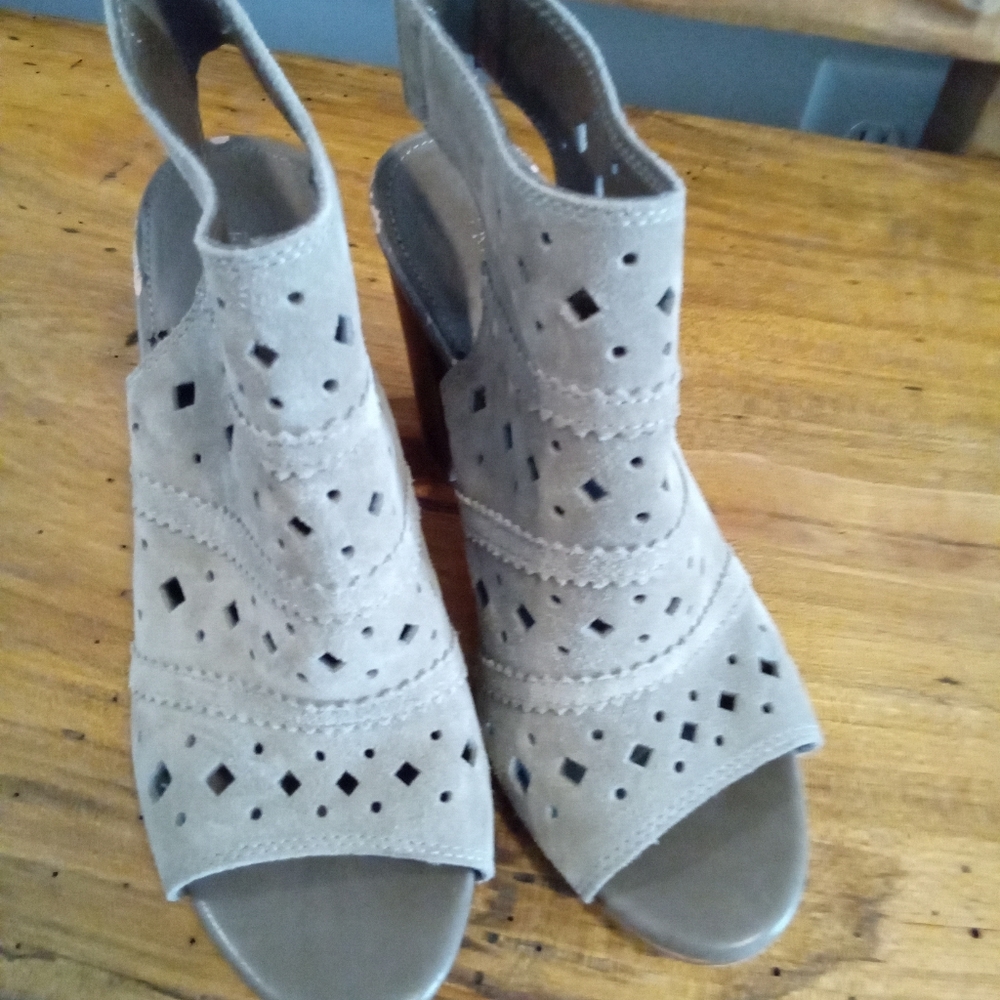 Franco Fortini Naya Size 7 Tan Perforated Leather Peep-Toe 3.5" Block Heel